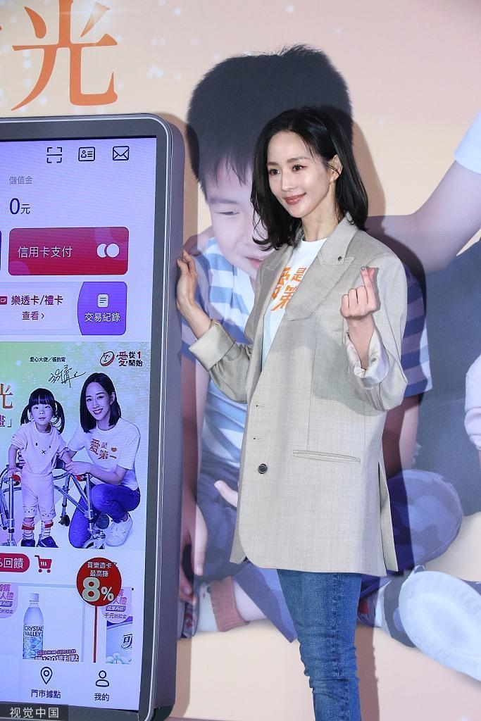 张钧甯简约风穿搭出席活动 随性自然亲切大方