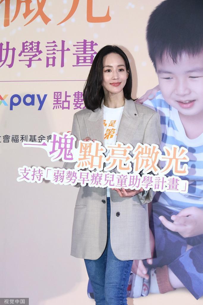 张钧甯简约风穿搭出席活动 随性自然亲切大方