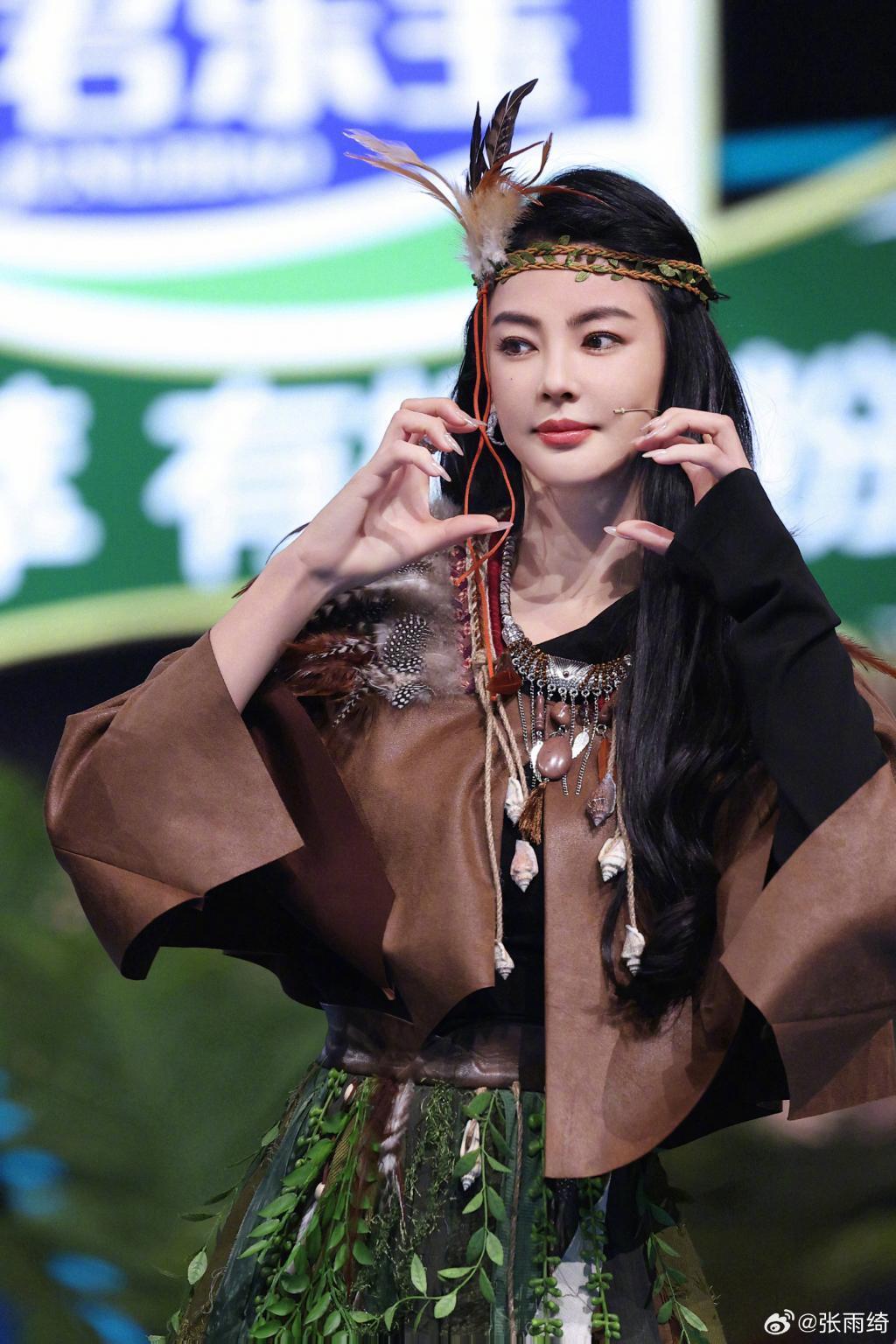 张雨绮部落风造型个性吸睛 摆动作表情呆萌