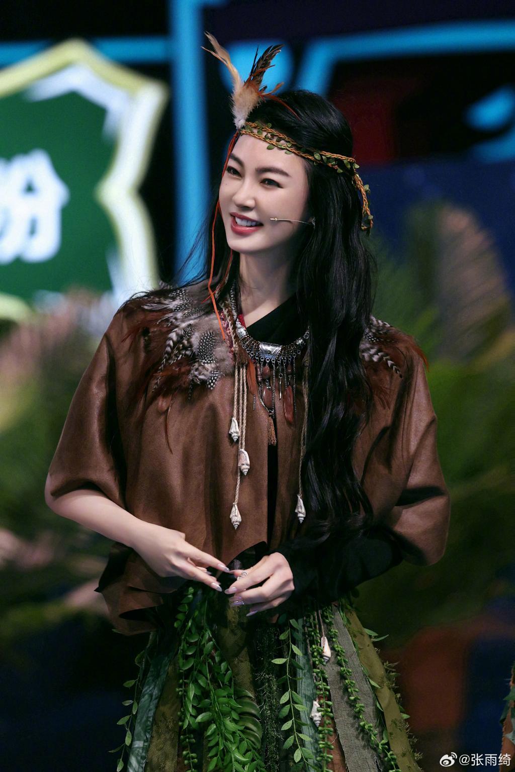 张雨绮部落风造型个性吸睛 摆动作表情呆萌