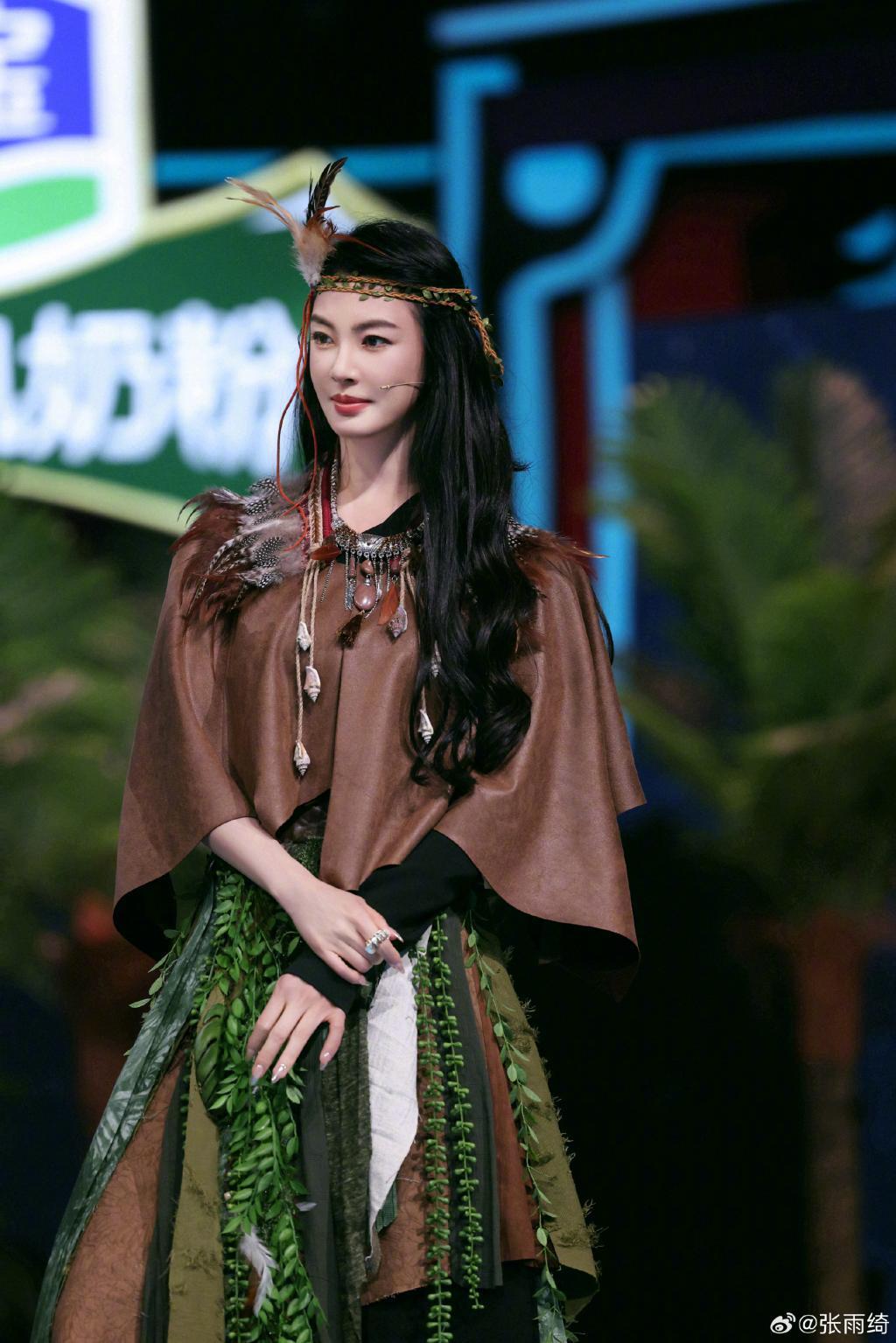 张雨绮部落风造型个性吸睛 摆动作表情呆萌