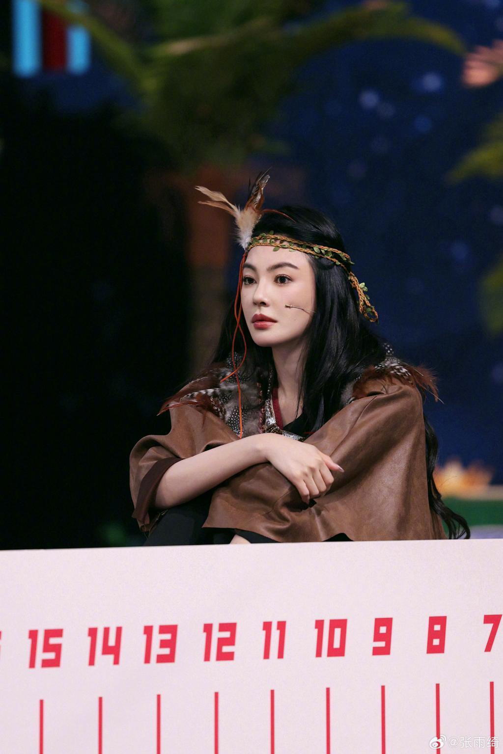 张雨绮部落风造型个性吸睛 摆动作表情呆萌