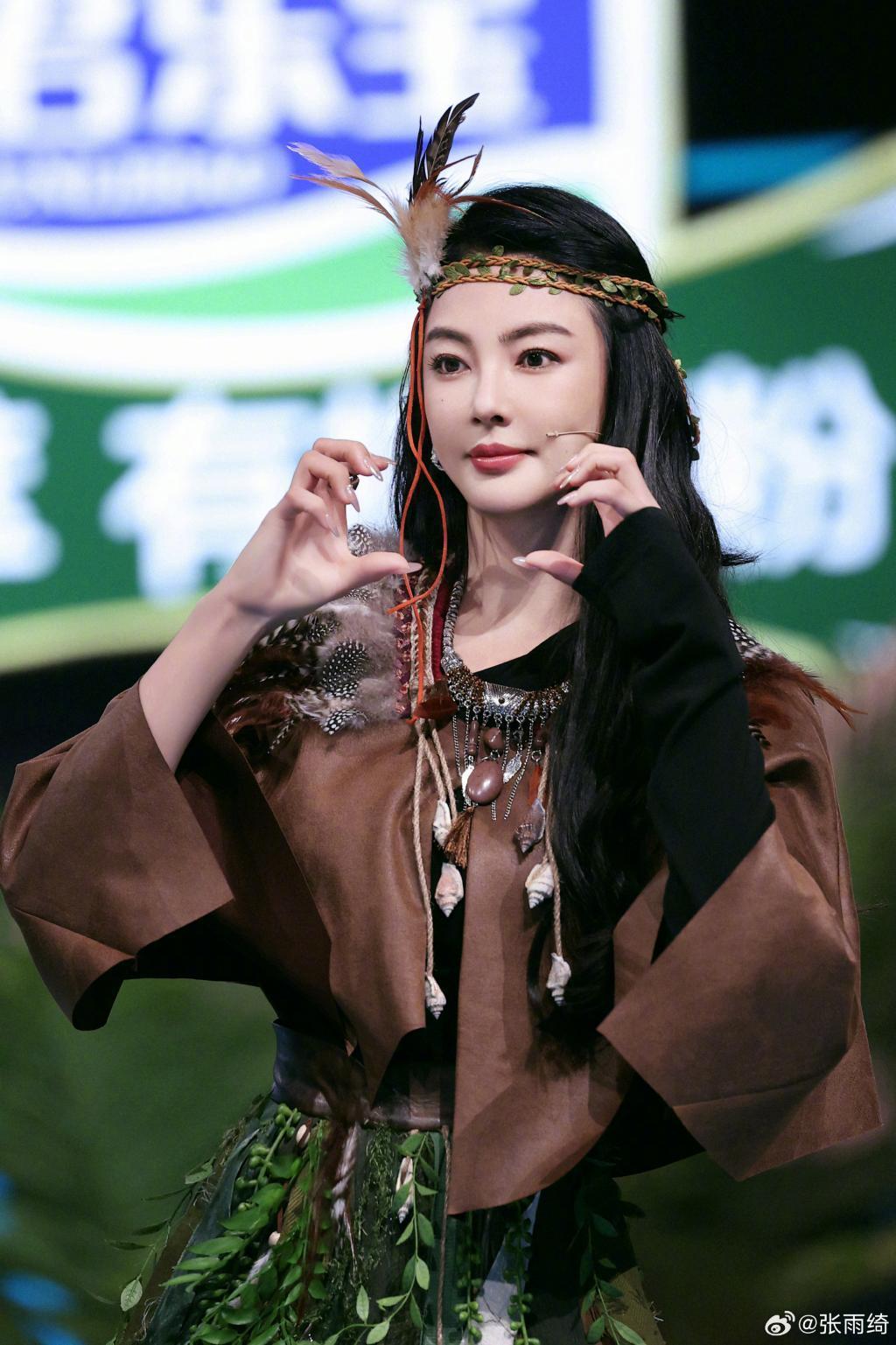 张雨绮部落风造型个性吸睛 摆动作表情呆萌