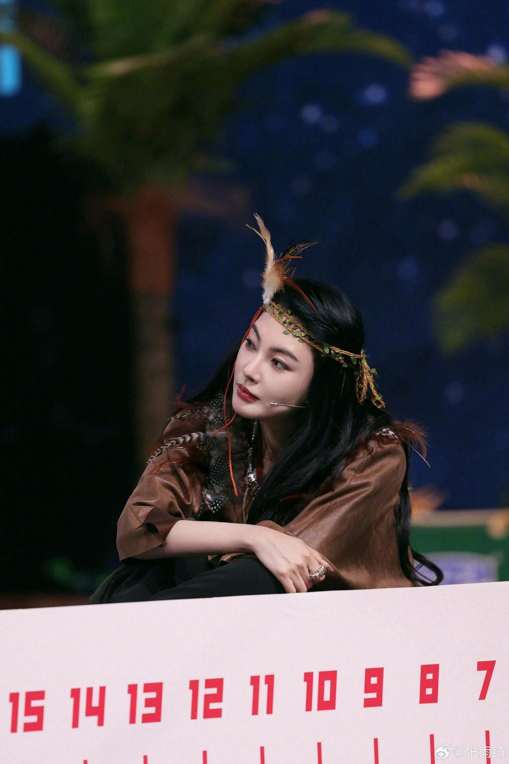 张雨绮部落风造型个性吸睛 摆动作表情呆萌