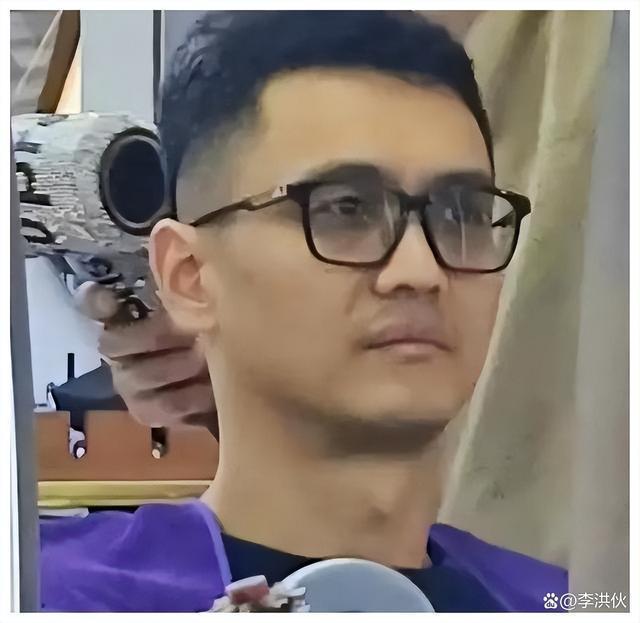 王宝强前经纪人宋喆在理发店被偶遇，面容沧桑黑眼圈严重