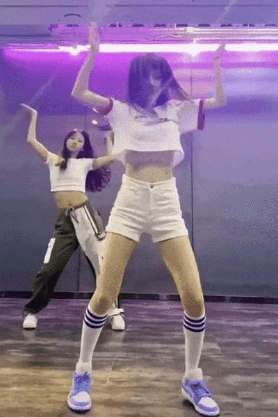 贾乃亮带货捞金，李小璐营销好妈妈人设，甜馨硬刚恶评
