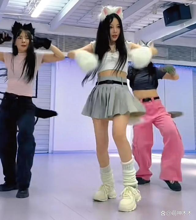 贾乃亮带货捞金，李小璐营销好妈妈人设，甜馨硬刚恶评