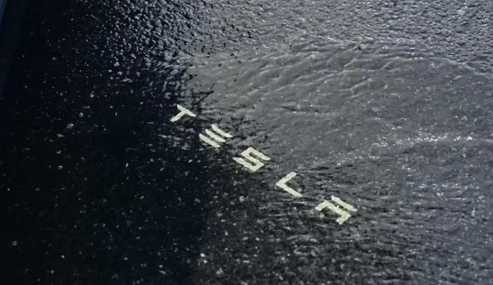 特斯拉中国官网上新：Model 3/Y牌照框129元、迎宾灯179元