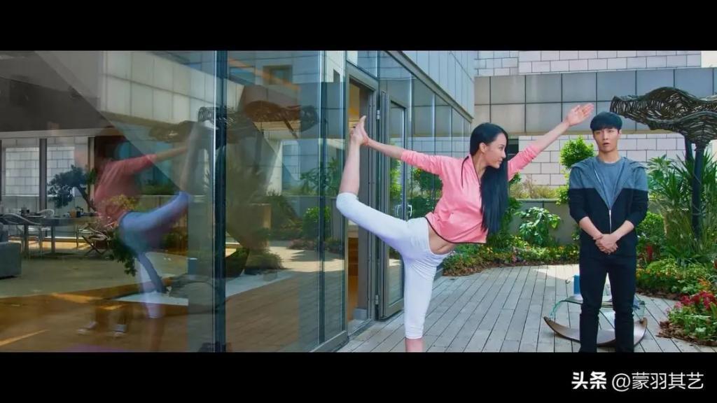 成龙捧不红的性感女神，曾经万般宠爱，如今只剩擦边球