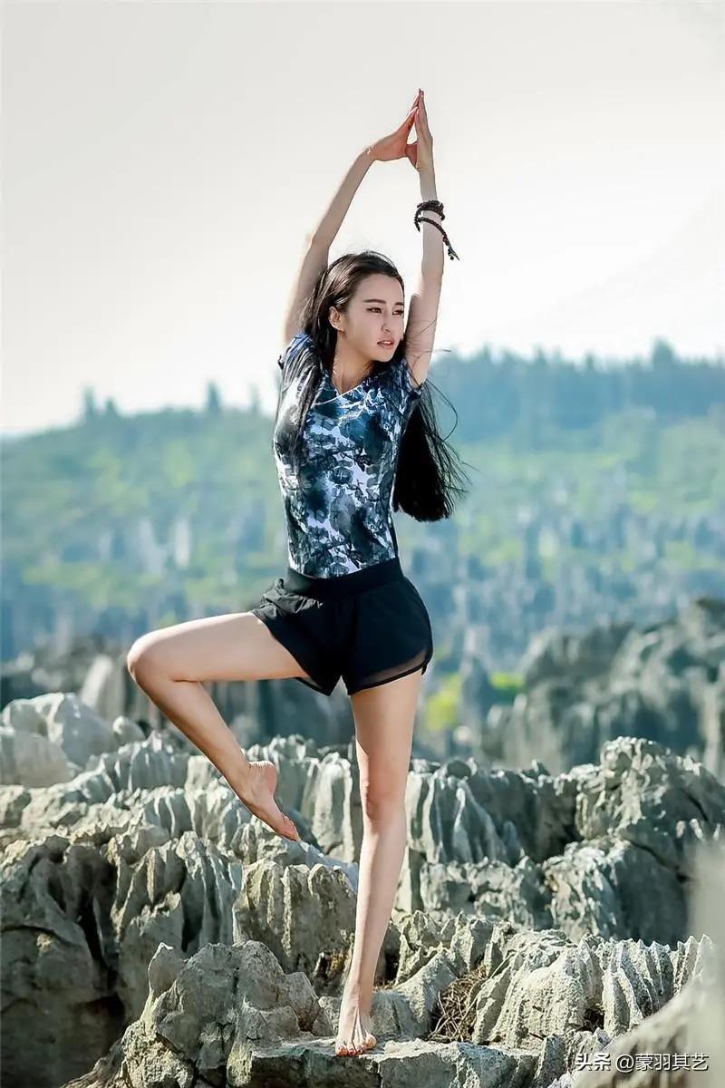 成龙捧不红的性感女神，曾经万般宠爱，如今只剩擦边球