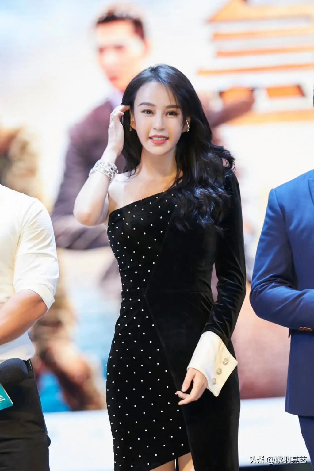 成龙捧不红的性感女神，曾经万般宠爱，如今只剩擦边球