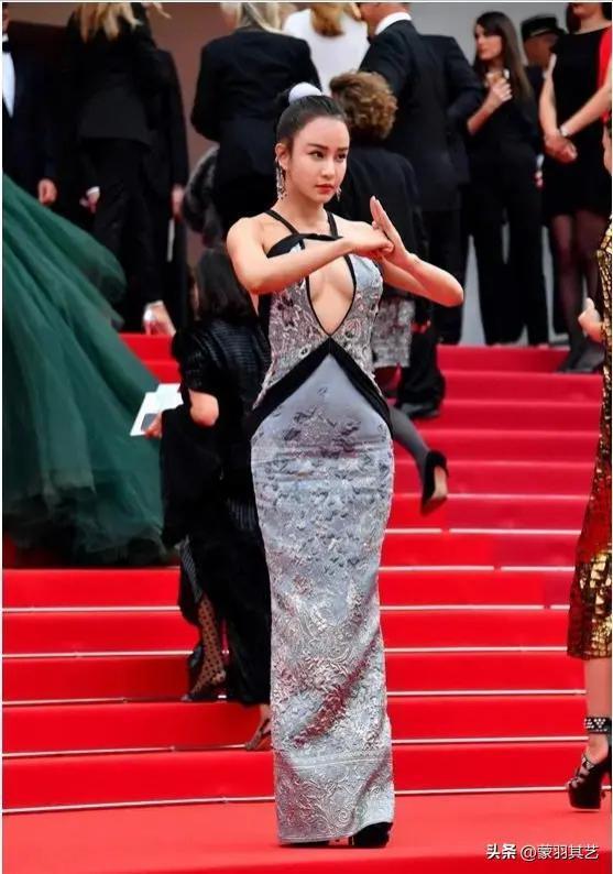 成龙捧不红的性感女神，曾经万般宠爱，如今只剩擦边球