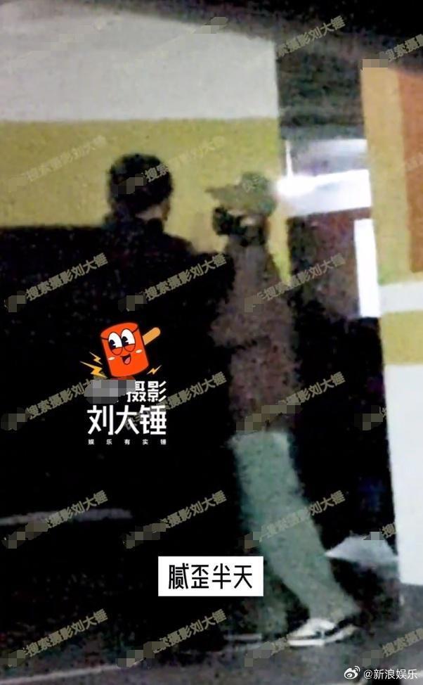 胡夏被曝恋情，与女生一起看电影，地下车库亲密搂抱