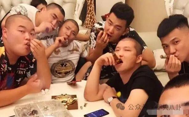 好一个「戏精爹」！这件事远比想象更狗血复杂啊……