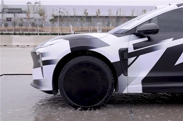 香槟塔之后蔚来ET9再炫天行全主动悬架：车轮高频震水杯纹丝不动