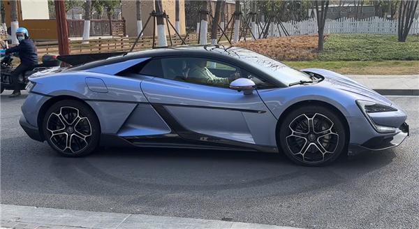 比亚迪百万超跑仰望U9大秀原地掉头：看呆过路外卖小哥