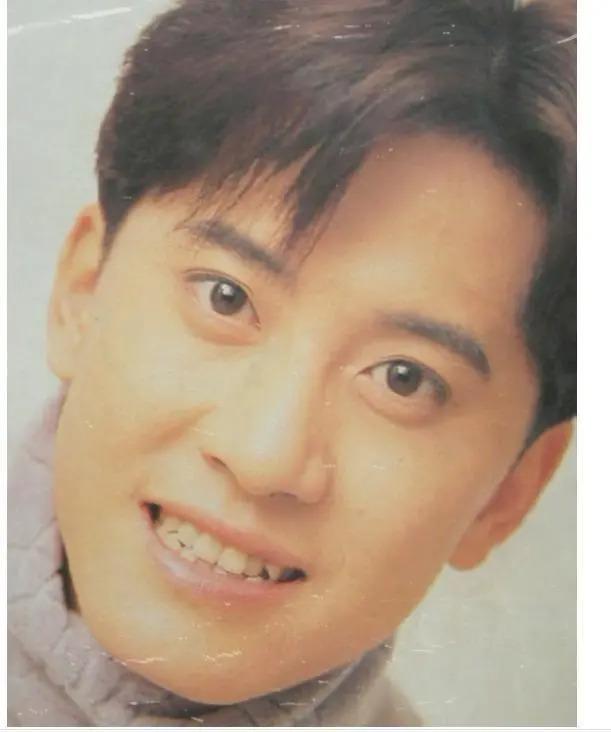 54岁毛宁整容失败？眼凸嘴歪尖下巴，至今无妻无子忙商演