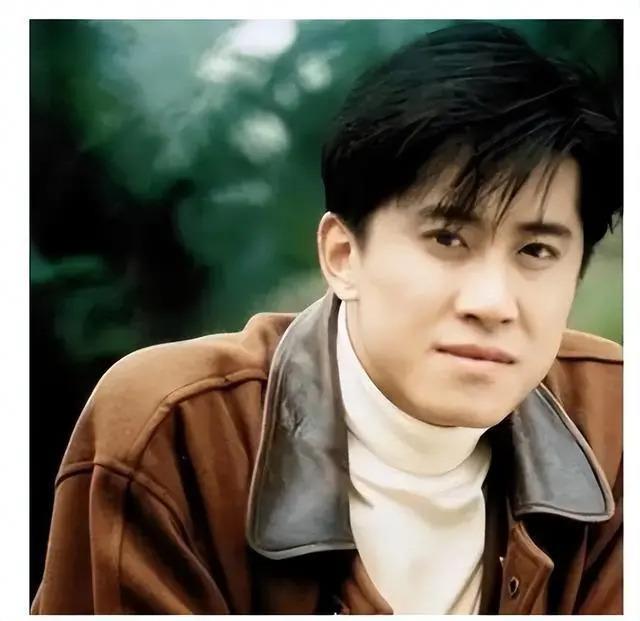 54岁毛宁整容失败？眼凸嘴歪尖下巴，至今无妻无子忙商演