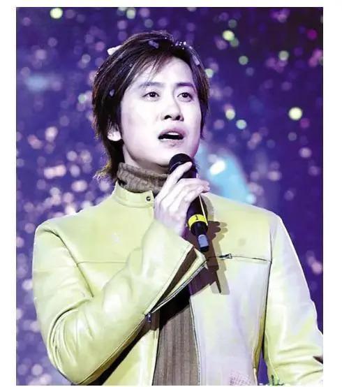 54岁毛宁整容失败？眼凸嘴歪尖下巴，至今无妻无子忙商演