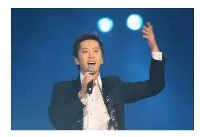 54岁毛宁整容失败？眼凸嘴歪尖下巴，至今无妻无子忙商演