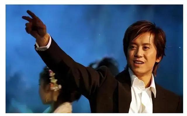 54岁毛宁整容失败？眼凸嘴歪尖下巴，至今无妻无子忙商演