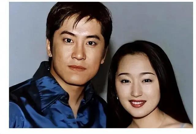 54岁毛宁整容失败？眼凸嘴歪尖下巴，至今无妻无子忙商演