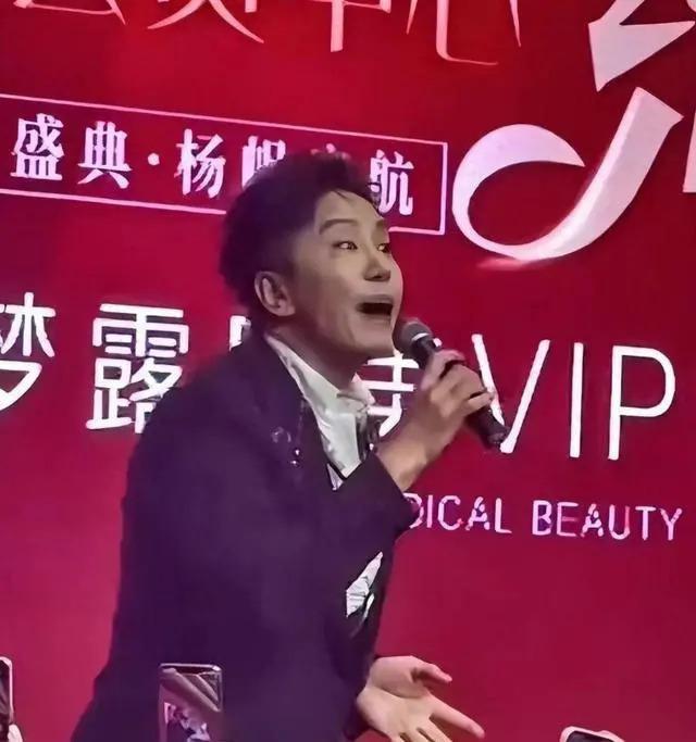 54岁毛宁整容失败？眼凸嘴歪尖下巴，至今无妻无子忙商演