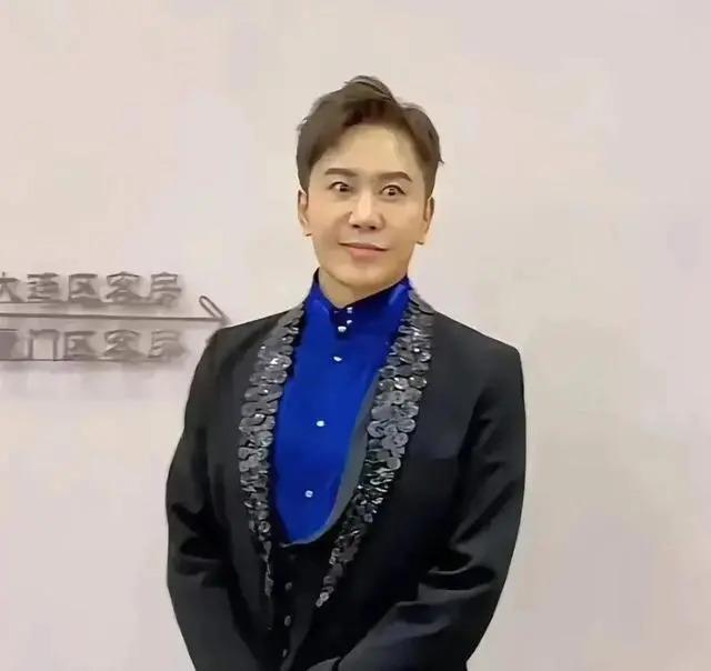 54岁毛宁整容失败？眼凸嘴歪尖下巴，至今无妻无子忙商演