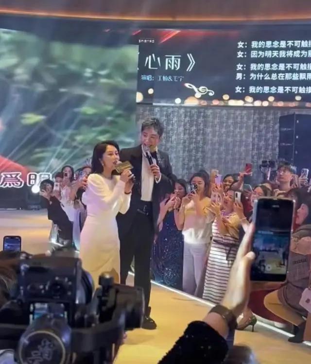 54岁毛宁整容失败？眼凸嘴歪尖下巴，至今无妻无子忙商演