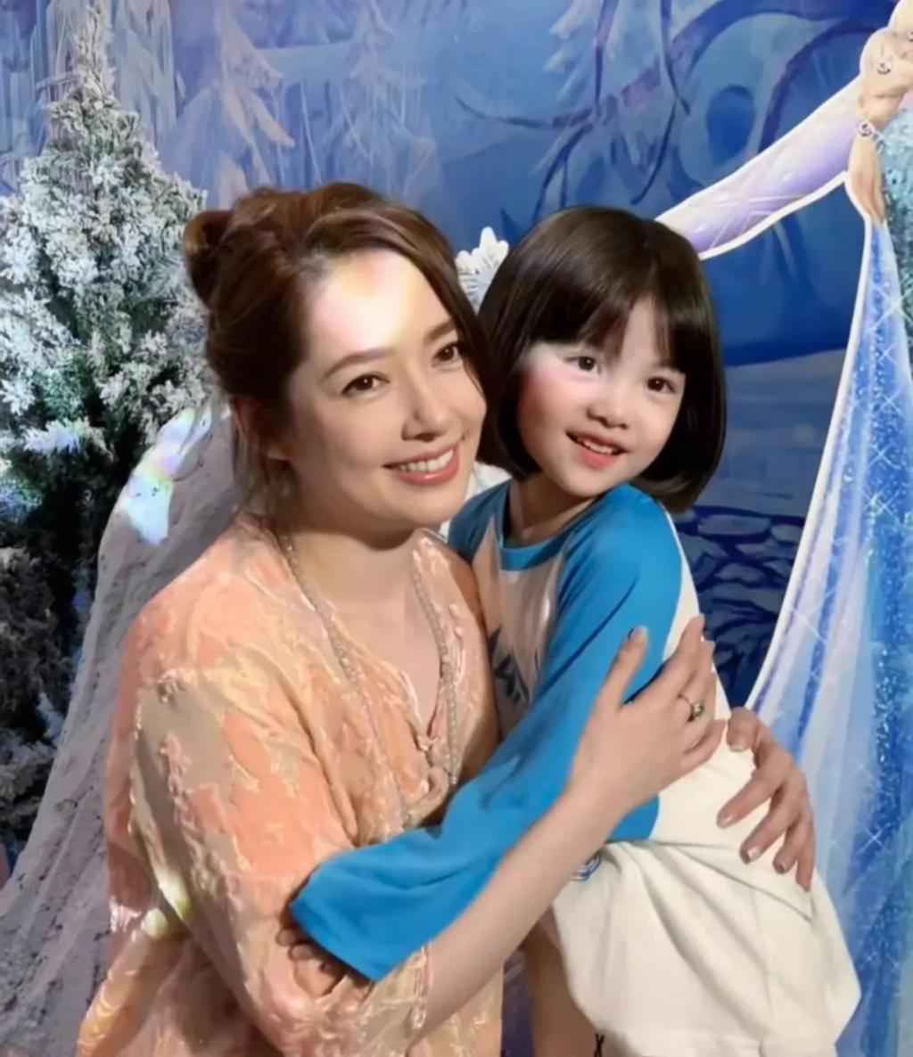 还记得被郭碧婷搂在怀里的沐言吗？演员爸爸给她当助理？