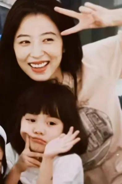 还记得被郭碧婷搂在怀里的沐言吗？演员爸爸给她当助理？