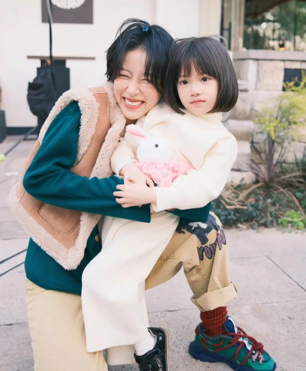 还记得被郭碧婷搂在怀里的沐言吗？演员爸爸给她当助理？