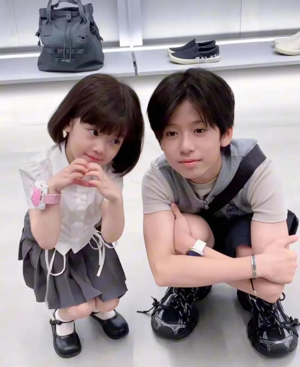 还记得被郭碧婷搂在怀里的沐言吗？演员爸爸给她当助理？