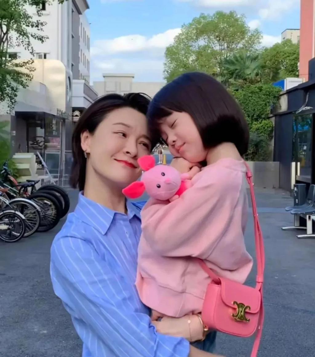 还记得被郭碧婷搂在怀里的沐言吗？演员爸爸给她当助理？