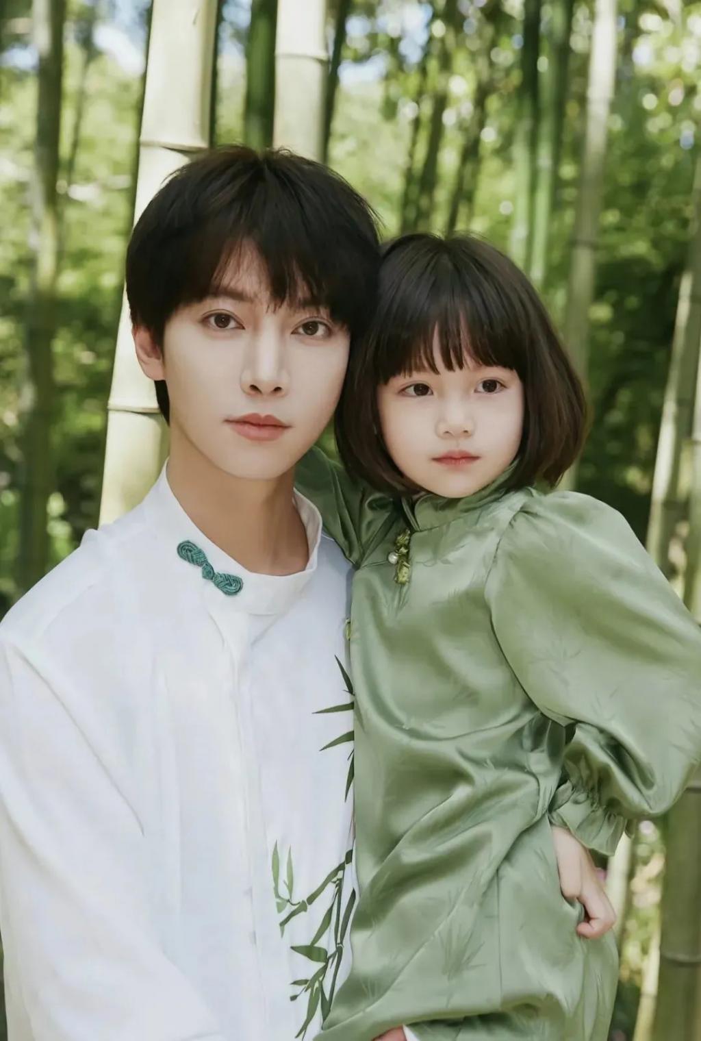 还记得被郭碧婷搂在怀里的沐言吗？演员爸爸给她当助理？