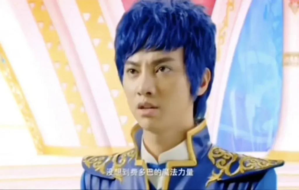 还记得被郭碧婷搂在怀里的沐言吗？演员爸爸给她当助理？