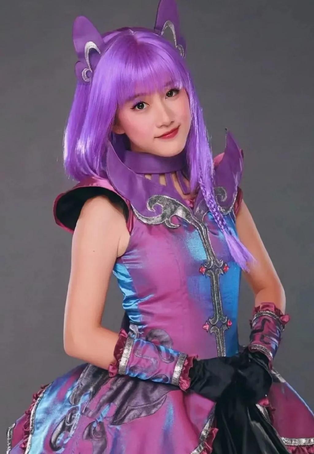 还记得被郭碧婷搂在怀里的沐言吗？演员爸爸给她当助理？