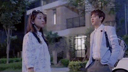 还记得被郭碧婷搂在怀里的沐言吗？演员爸爸给她当助理？