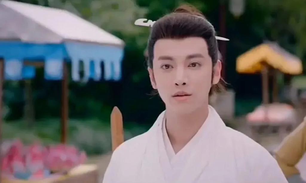 还记得被郭碧婷搂在怀里的沐言吗？演员爸爸给她当助理？