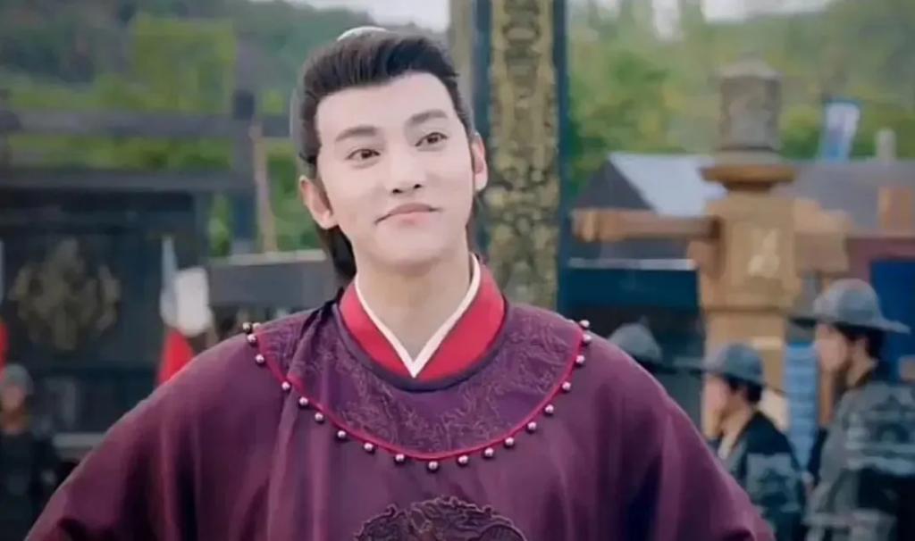 还记得被郭碧婷搂在怀里的沐言吗？演员爸爸给她当助理？