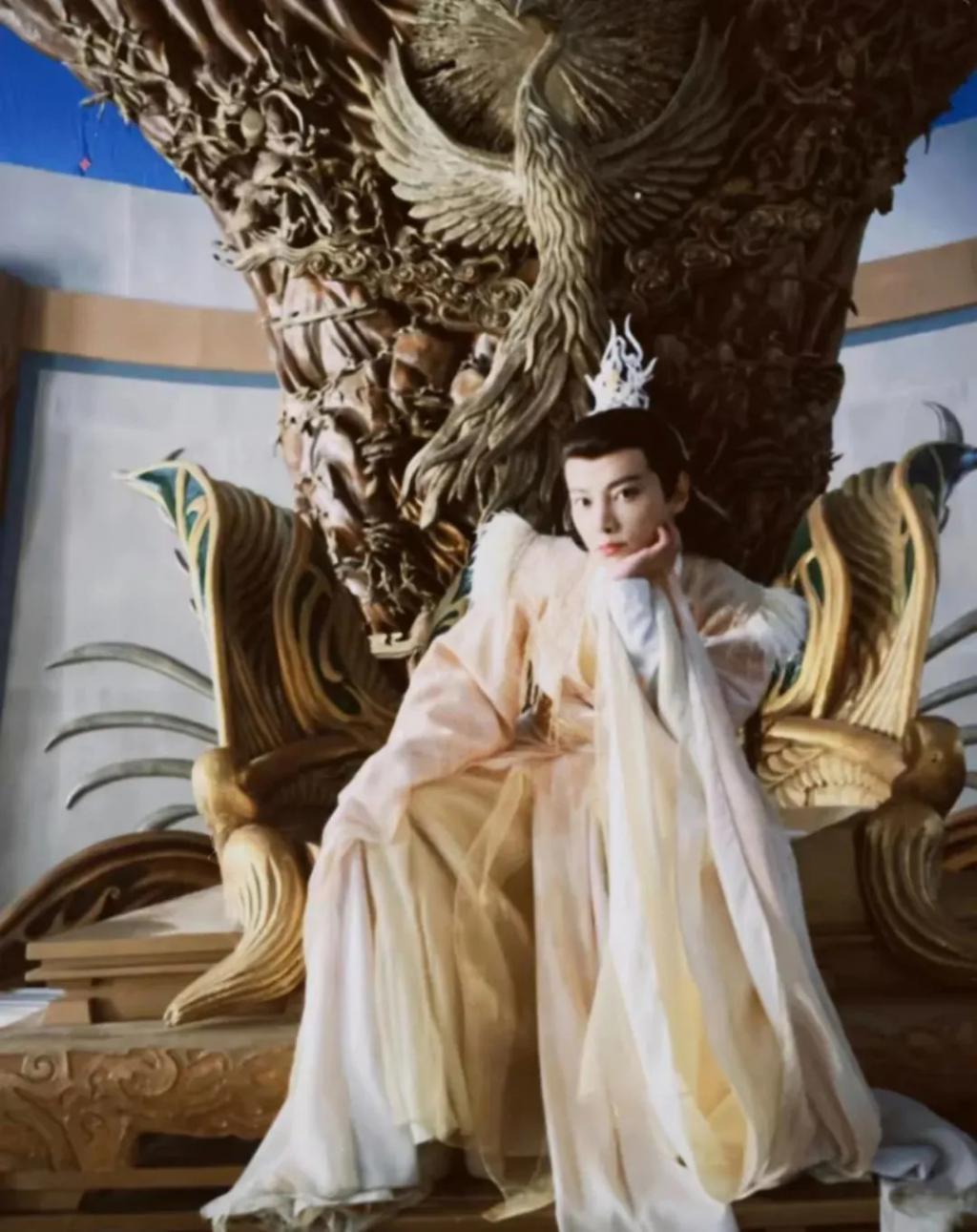 还记得被郭碧婷搂在怀里的沐言吗？演员爸爸给她当助理？