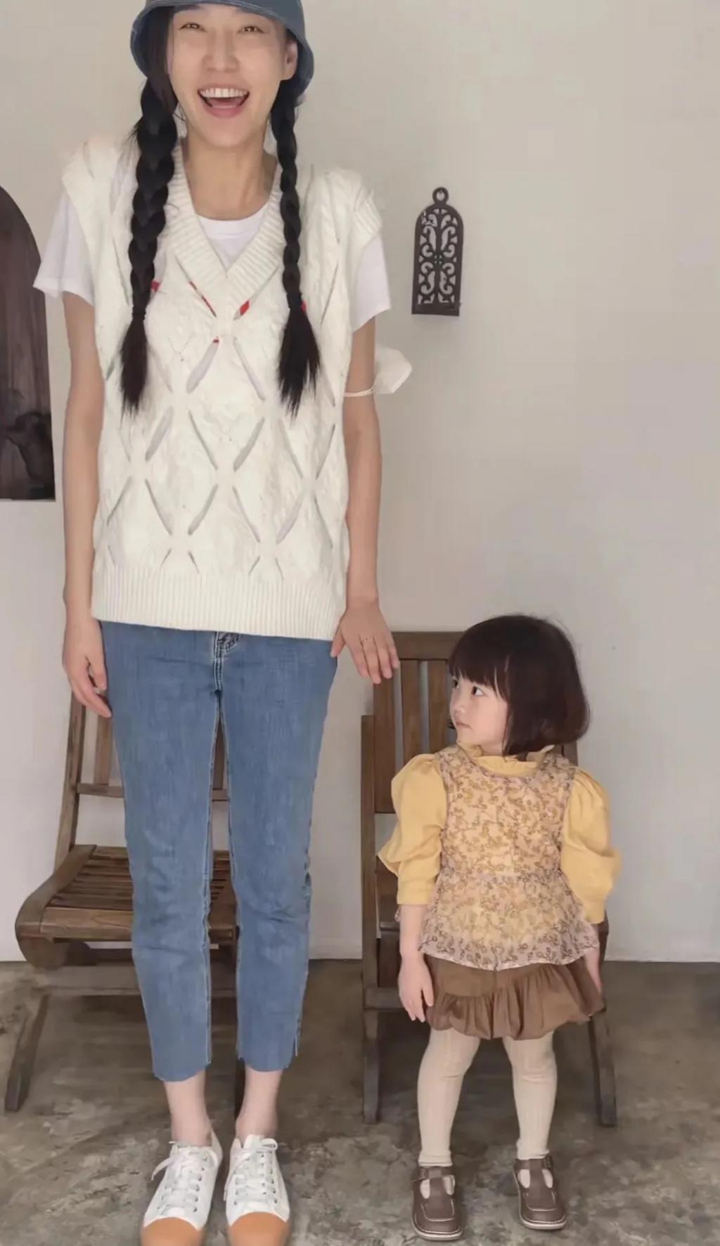 还记得被郭碧婷搂在怀里的沐言吗？演员爸爸给她当助理？