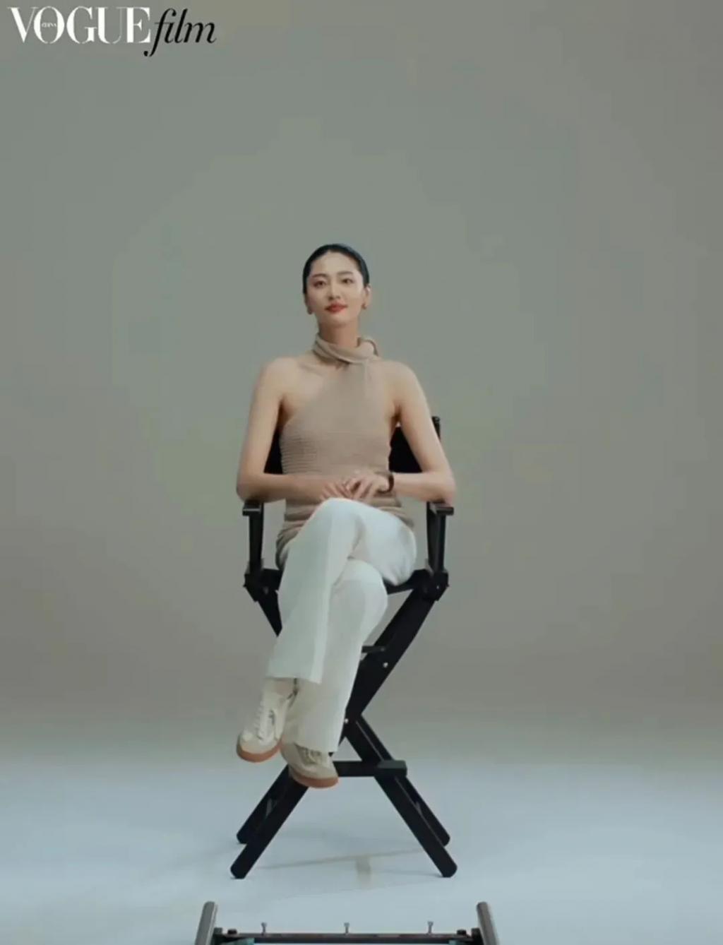 还记得被郭碧婷搂在怀里的沐言吗？演员爸爸给她当助理？