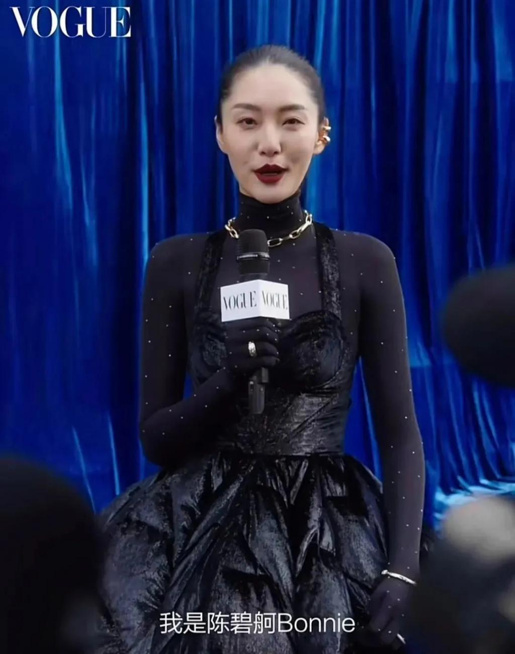 还记得被郭碧婷搂在怀里的沐言吗？演员爸爸给她当助理？