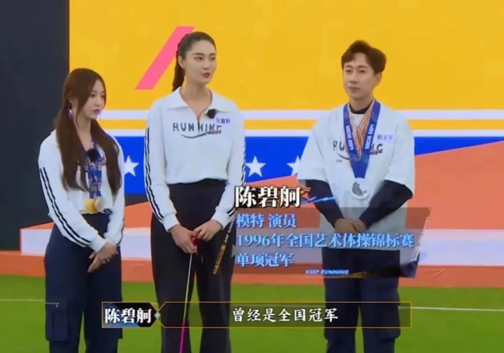 还记得被郭碧婷搂在怀里的沐言吗？演员爸爸给她当助理？