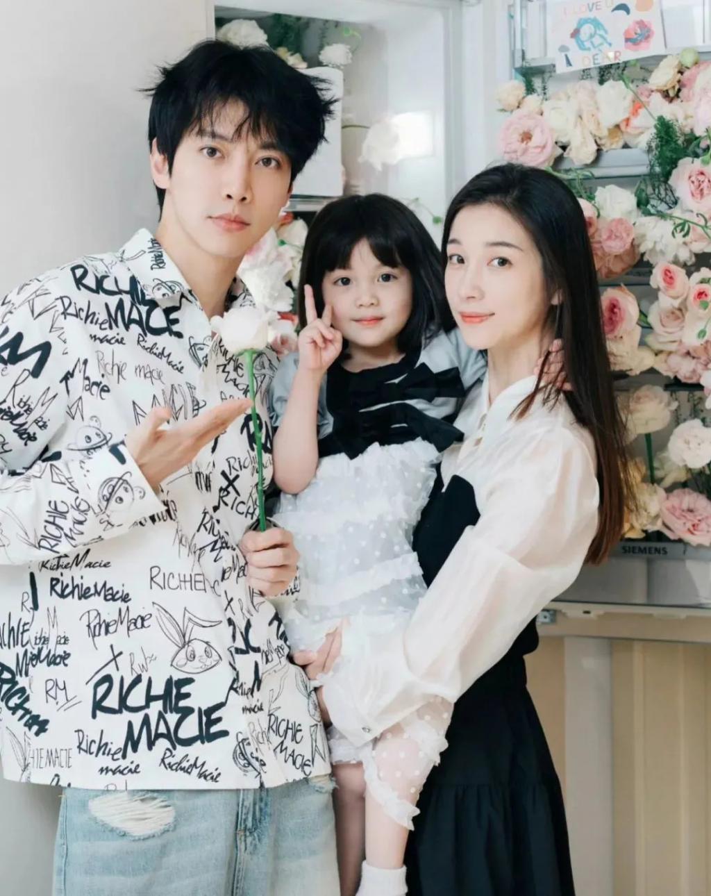 还记得被郭碧婷搂在怀里的沐言吗？演员爸爸给她当助理？