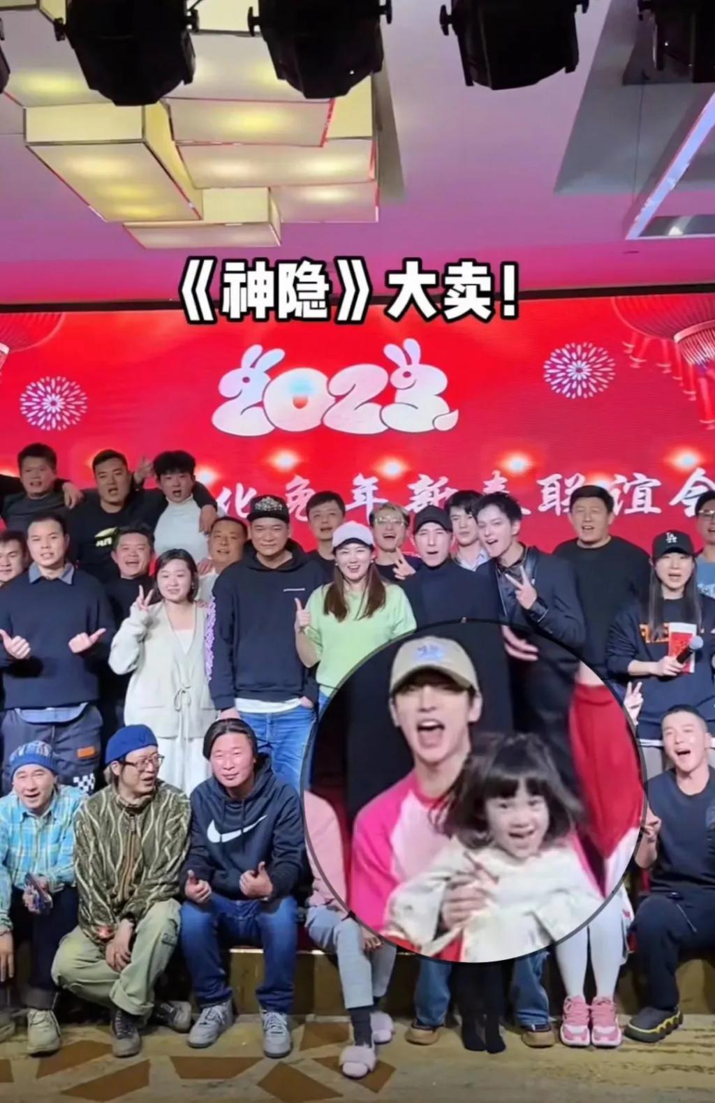 还记得被郭碧婷搂在怀里的沐言吗？演员爸爸给她当助理？