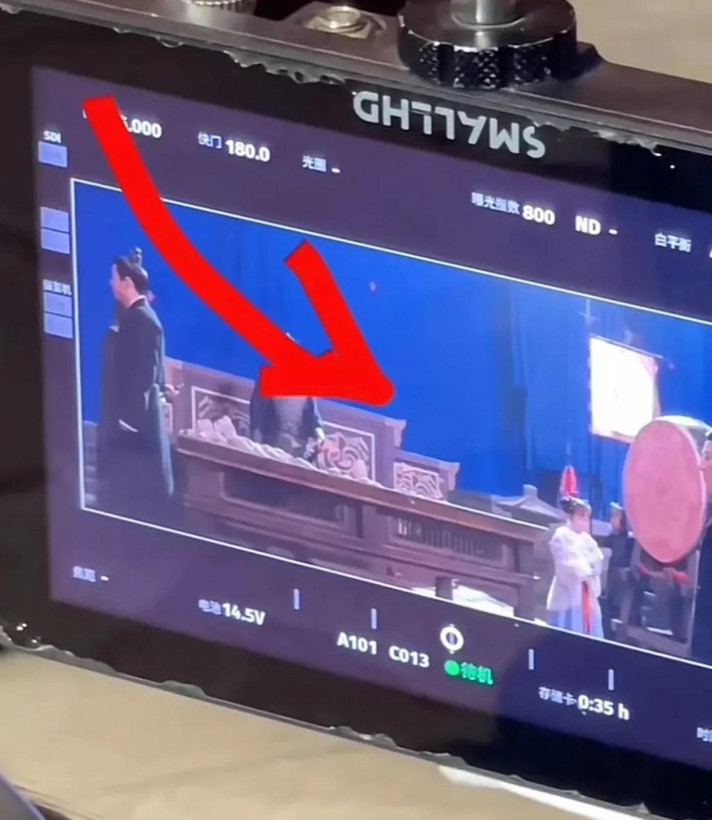 还记得被郭碧婷搂在怀里的沐言吗？演员爸爸给她当助理？