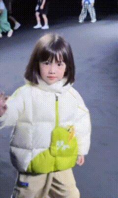 还记得被郭碧婷搂在怀里的沐言吗？演员爸爸给她当助理？