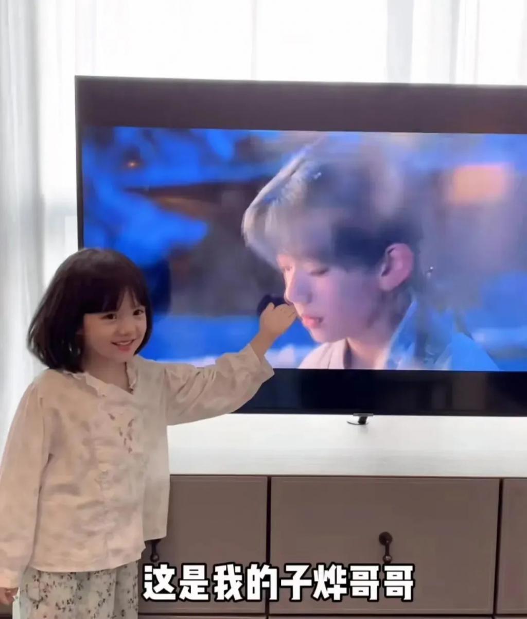 还记得被郭碧婷搂在怀里的沐言吗？演员爸爸给她当助理？